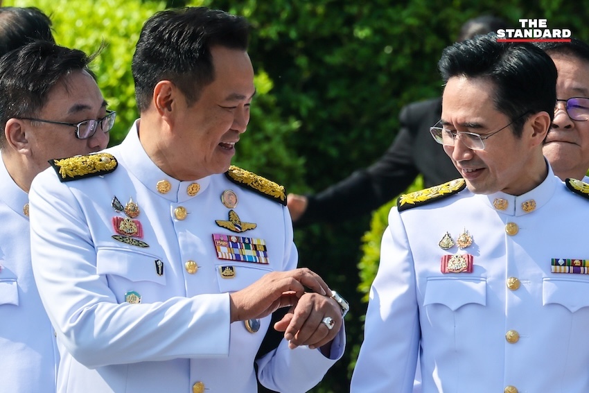 ภาพหมู่คณะรัฐมนตรี อนุทิน 2 ในชุดปกติขาว ณ ตึกไทยคู่ฟ้า ทำเนียบรัฐบาล ก่อนพิธีถวายสัตย์ปฏิญาณ 2