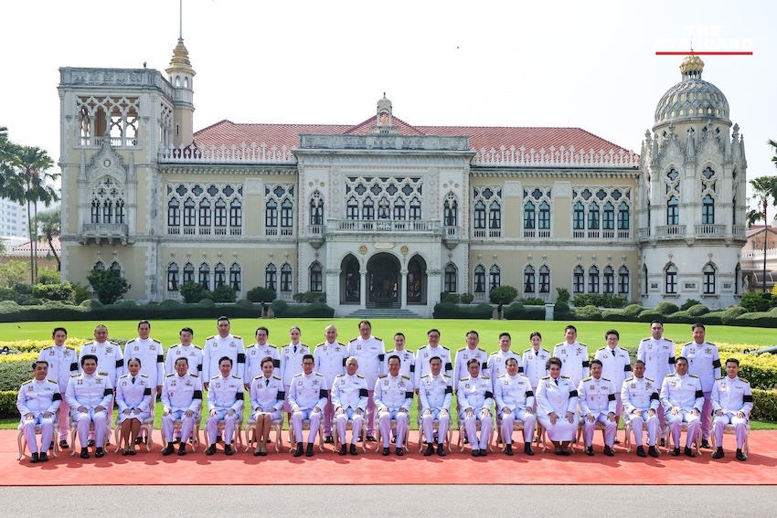 ภาพหมู่คณะรัฐมนตรี อนุทิน 2 ในชุดปกติขาว ณ ตึกไทยคู่ฟ้า ทำเนียบรัฐบาล ก่อนพิธีถวายสัตย์ปฏิญาณ 20