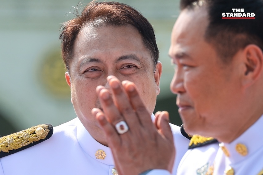 ภาพหมู่คณะรัฐมนตรี อนุทิน 2 ในชุดปกติขาว ณ ตึกไทยคู่ฟ้า ทำเนียบรัฐบาล ก่อนพิธีถวายสัตย์ปฏิญาณ 3