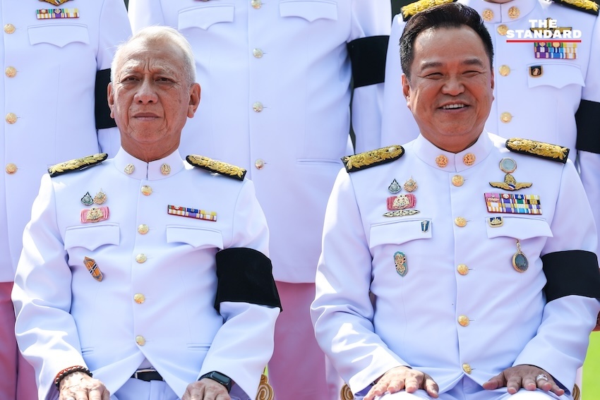 ภาพหมู่คณะรัฐมนตรี อนุทิน 2 ในชุดปกติขาว ณ ตึกไทยคู่ฟ้า ทำเนียบรัฐบาล ก่อนพิธีถวายสัตย์ปฏิญาณ 4