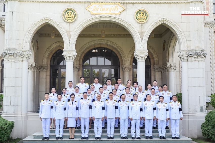 ภาพหมู่คณะรัฐมนตรี อนุทิน 2 ในชุดปกติขาว ณ ตึกไทยคู่ฟ้า ทำเนียบรัฐบาล ก่อนพิธีถวายสัตย์ปฏิญาณ 5