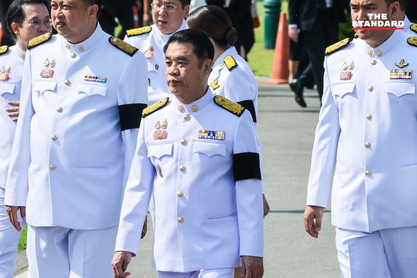 ภาพหมู่คณะรัฐมนตรี อนุทิน 2 ในชุดปกติขาว ณ ตึกไทยคู่ฟ้า ทำเนียบรัฐบาล ก่อนพิธีถวายสัตย์ปฏิญาณ 6