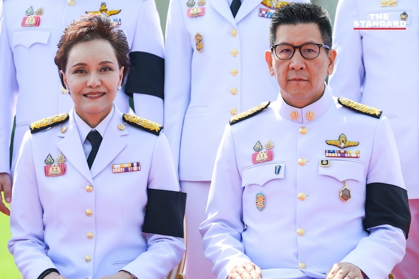 ภาพหมู่คณะรัฐมนตรี อนุทิน 2 ในชุดปกติขาว ณ ตึกไทยคู่ฟ้า ทำเนียบรัฐบาล ก่อนพิธีถวายสัตย์ปฏิญาณ 7