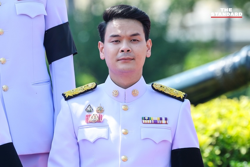 ภาพหมู่คณะรัฐมนตรี อนุทิน 2 ในชุดปกติขาว ณ ตึกไทยคู่ฟ้า ทำเนียบรัฐบาล ก่อนพิธีถวายสัตย์ปฏิญาณ 8