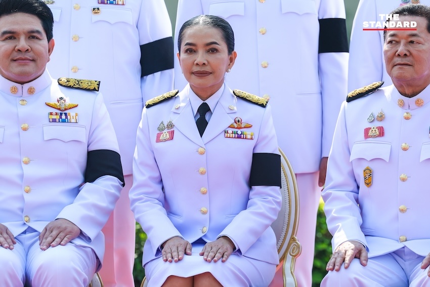 ภาพหมู่คณะรัฐมนตรี อนุทิน 2 ในชุดปกติขาว ณ ตึกไทยคู่ฟ้า ทำเนียบรัฐบาล ก่อนพิธีถวายสัตย์ปฏิญาณ 9