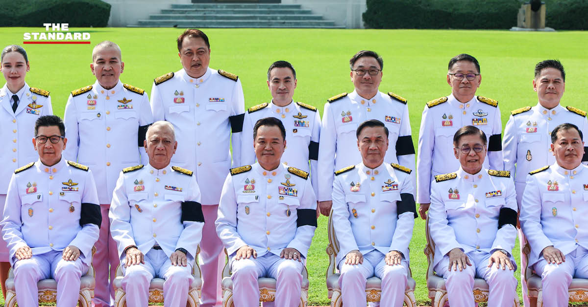 ภาพหมู่คณะรัฐมนตรี อนุทิน 2 ในชุดปกติขาว ณ ตึกไทยคู่ฟ้า ทำเนียบรัฐบาล ก่อนพิธีถวายสัตย์ปฏิญาณ