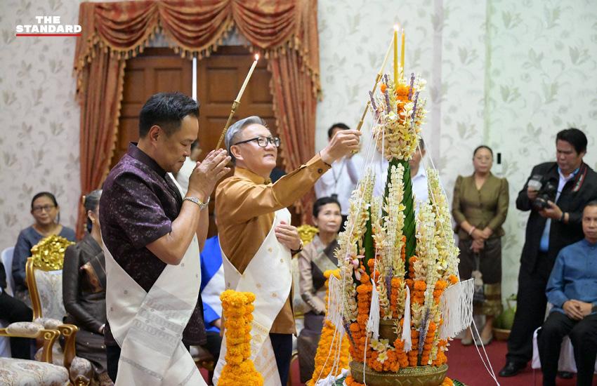 อนุทิน ชาญวีรกูล นายกรัฐมนตรี ถ่ายภาพร่วมกับ รองนายกฯ ทองสะหวัน พมวิหาน และเอกอัครราชทูต สปป.ลาว ในงานประเพณีสงกรานต์ปีใหม่ลาว ณ สถานทูตลาว 1