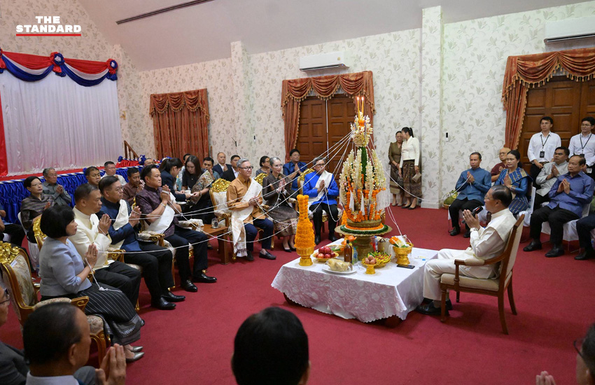 อนุทิน ชาญวีรกูล นายกรัฐมนตรี ถ่ายภาพร่วมกับ รองนายกฯ ทองสะหวัน พมวิหาน และเอกอัครราชทูต สปป.ลาว ในงานประเพณีสงกรานต์ปีใหม่ลาว ณ สถานทูตลาว 2