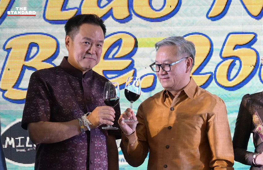 อนุทิน ชาญวีรกูล นายกรัฐมนตรี ถ่ายภาพร่วมกับ รองนายกฯ ทองสะหวัน พมวิหาน และเอกอัครราชทูต สปป.ลาว ในงานประเพณีสงกรานต์ปีใหม่ลาว ณ สถานทูตลาว 3