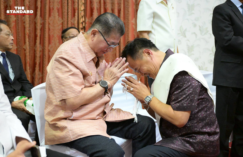 อนุทิน ชาญวีรกูล นายกรัฐมนตรี ถ่ายภาพร่วมกับ รองนายกฯ ทองสะหวัน พมวิหาน และเอกอัครราชทูต สปป.ลาว ในงานประเพณีสงกรานต์ปีใหม่ลาว ณ สถานทูตลาว 4