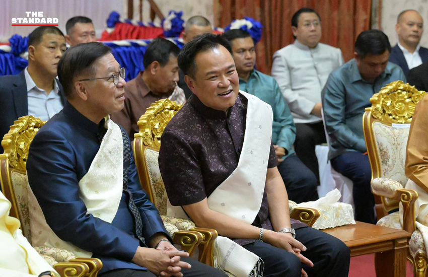 อนุทิน ชาญวีรกูล นายกรัฐมนตรี ถ่ายภาพร่วมกับ รองนายกฯ ทองสะหวัน พมวิหาน และเอกอัครราชทูต สปป.ลาว ในงานประเพณีสงกรานต์ปีใหม่ลาว ณ สถานทูตลาว 5