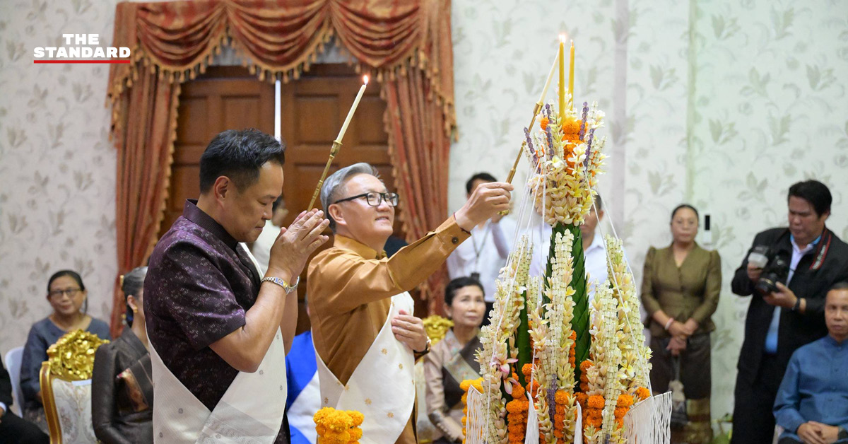 อนุทิน ชาญวีรกูล นายกรัฐมนตรี ถ่ายภาพร่วมกับ รองนายกฯ ทองสะหวัน พมวิหาน และเอกอัครราชทูต สปป.ลาว ในงานประเพณีสงกรานต์ปีใหม่ลาว ณ สถานทูตลาว