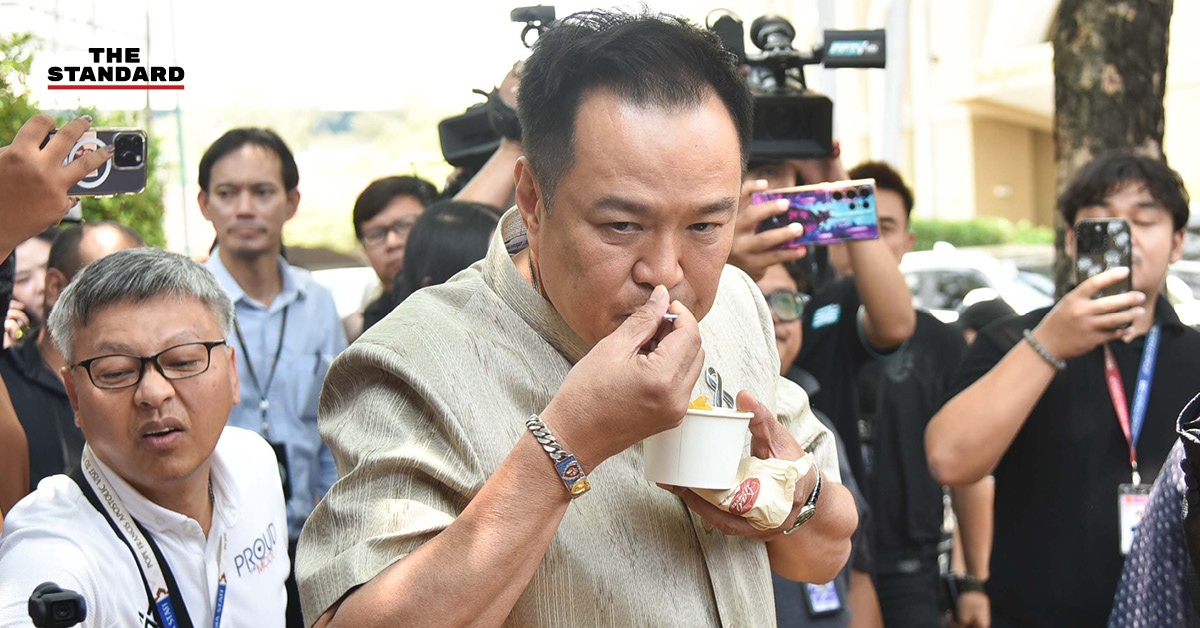 อนุทิน ชาญวีรกูล ชงมัจฉะและกินไอศกรีมร่วมกับสื่อมวลชน ณ ทำเนียบรัฐบาล