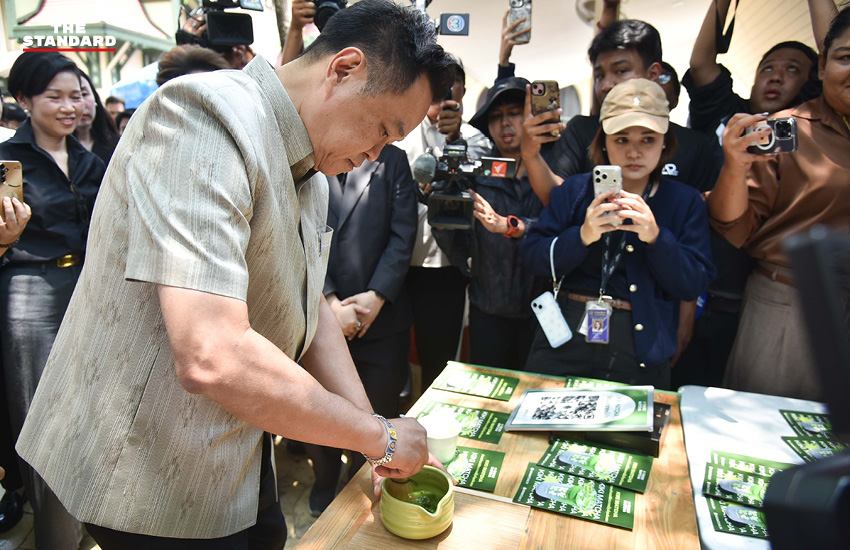 อนุทิน ชาญวีรกูล ชงมัจฉะและกินไอศกรีมร่วมกับสื่อมวลชน ณ ทำเนียบรัฐบาล 4