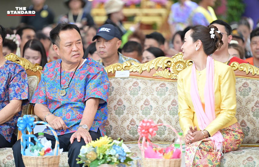 นายอนุทิน ชาญวีรกูล และภริยา เป็นประธานเปิดงานสงกรานต์พระประแดงท่ามกลางประชาชนและนักท่องเที่ยว 2
