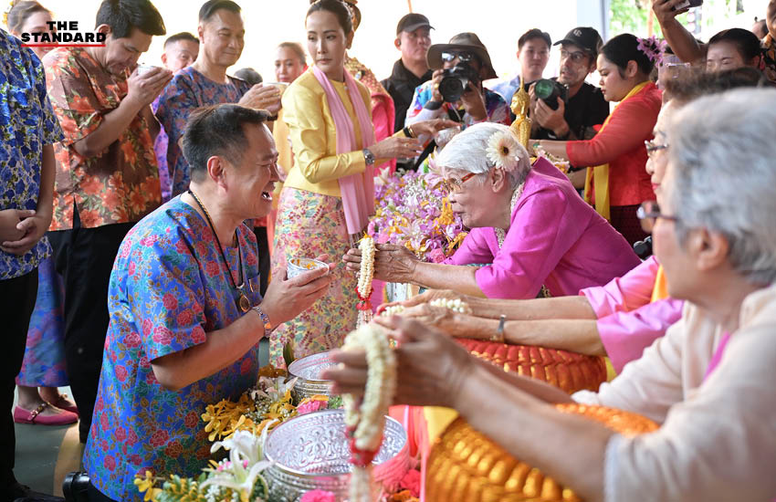 นายอนุทิน ชาญวีรกูล และภริยา เป็นประธานเปิดงานสงกรานต์พระประแดงท่ามกลางประชาชนและนักท่องเที่ยว 3