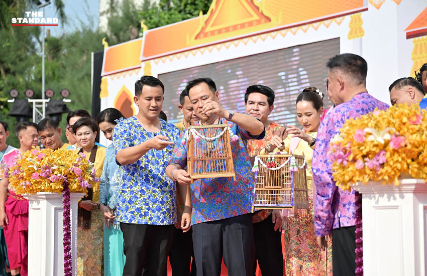 นายอนุทิน ชาญวีรกูล และภริยา เป็นประธานเปิดงานสงกรานต์พระประแดงท่ามกลางประชาชนและนักท่องเที่ยว 4