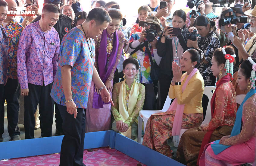 นายอนุทิน ชาญวีรกูล และภริยา เป็นประธานเปิดงานสงกรานต์พระประแดงท่ามกลางประชาชนและนักท่องเที่ยว 5