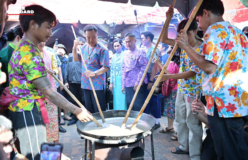 นายอนุทิน ชาญวีรกูล และภริยา เป็นประธานเปิดงานสงกรานต์พระประแดงท่ามกลางประชาชนและนักท่องเที่ยว 6
