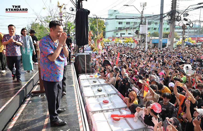 นายอนุทิน ชาญวีรกูล และภริยา เป็นประธานเปิดงานสงกรานต์พระประแดงท่ามกลางประชาชนและนักท่องเที่ยว 7