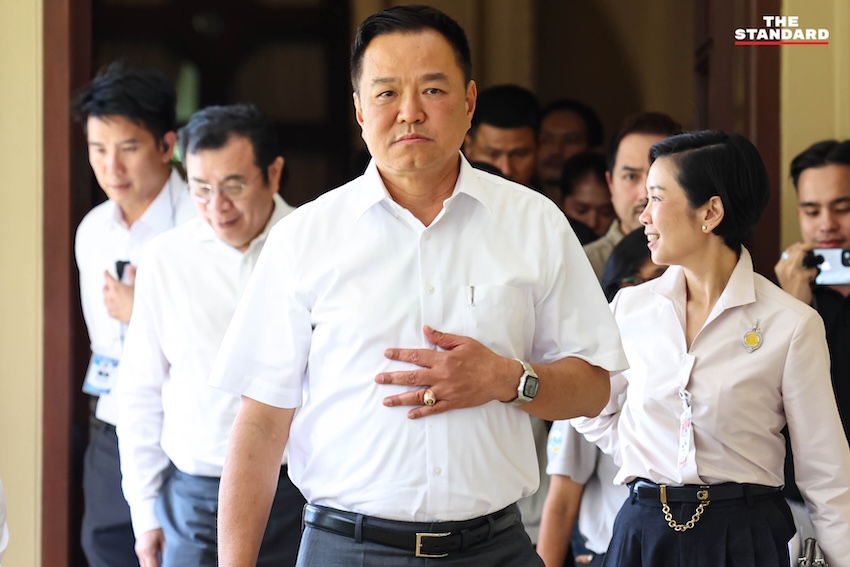 อนุทิน ชาญวีรกูล นายกรัฐมนตรีและรัฐมนตรีว่าการกระทรวงมหาดไทย ให้สัมภาษณ์ประเด็นสงกรานต์และน้ำมัน ที่ทำเนียบรัฐบาล 1