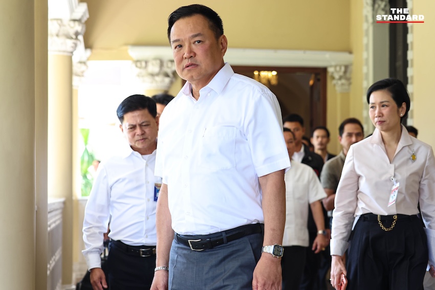 อนุทิน ชาญวีรกูล นายกรัฐมนตรีและรัฐมนตรีว่าการกระทรวงมหาดไทย ให้สัมภาษณ์ประเด็นสงกรานต์และน้ำมัน ที่ทำเนียบรัฐบาล 2