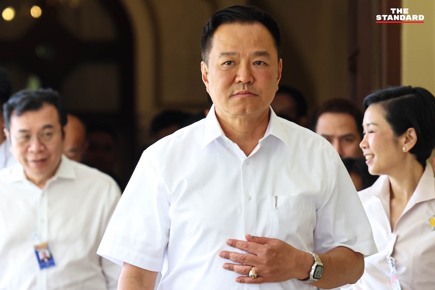 อนุทิน ชาญวีรกูล นายกรัฐมนตรีและรัฐมนตรีว่าการกระทรวงมหาดไทย ให้สัมภาษณ์ประเด็นสงกรานต์และน้ำมัน ที่ทำเนียบรัฐบาล 3