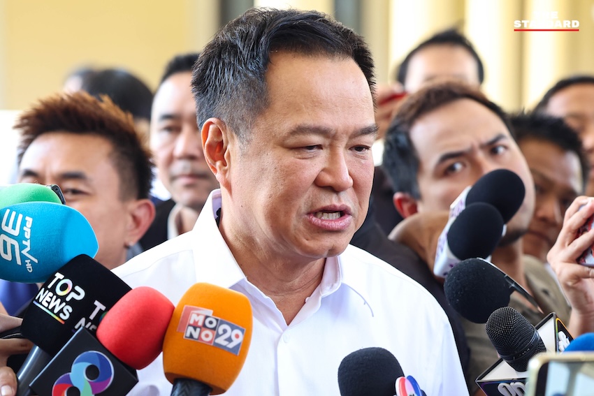 อนุทิน ชาญวีรกูล นายกรัฐมนตรีและรัฐมนตรีว่าการกระทรวงมหาดไทย ให้สัมภาษณ์ประเด็นสงกรานต์และน้ำมัน ที่ทำเนียบรัฐบาล 4