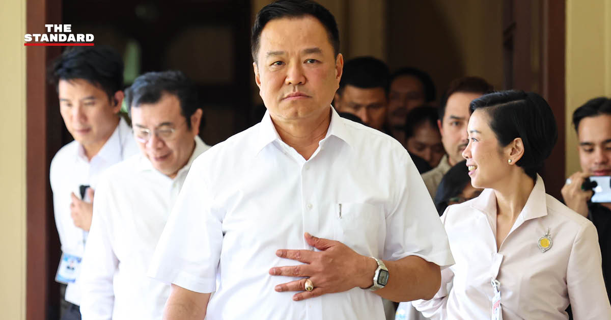 อนุทิน ชาญวีรกูล นายกรัฐมนตรีและรัฐมนตรีว่าการกระทรวงมหาดไทย ให้สัมภาษณ์ประเด็นสงกรานต์และน้ำมัน ที่ทำเนียบรัฐบาล