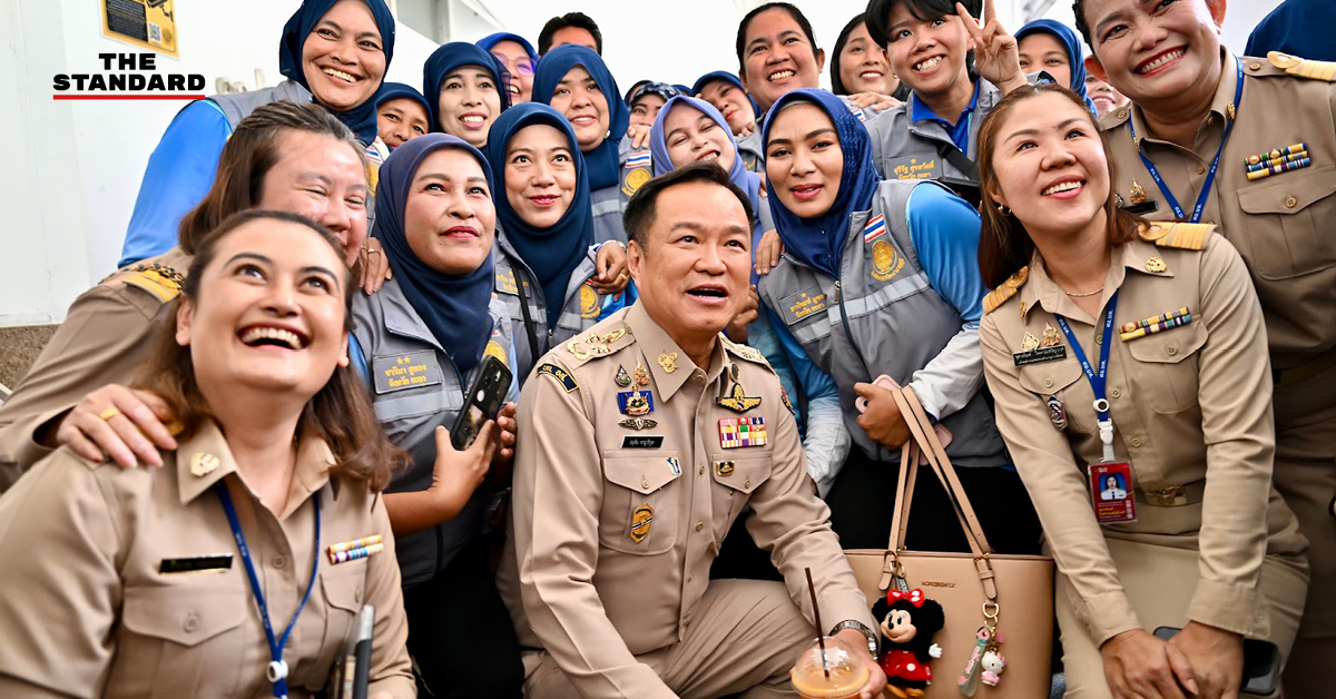 อนุทิน ชาญวีรกูล ขณะพบปะข้าราชการชายแดนใต้และรับหนังสือร้องเรียนจาก ฐปณีย์ เอียดศรีไชย