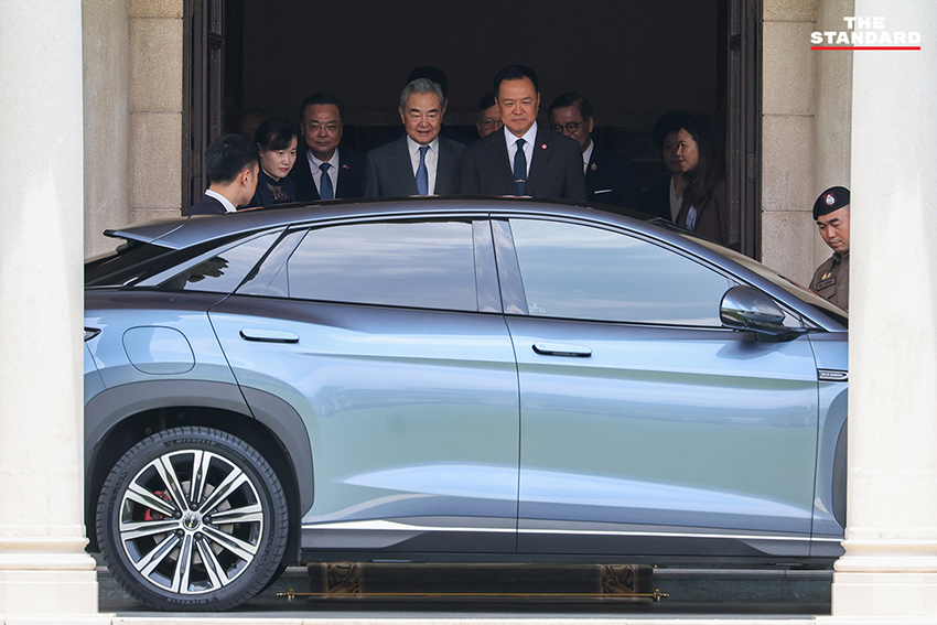 อนุทิน ชาญวีรกูล นายกรัฐมนตรี เปิดประตูรถยนต์ไฟฟ้า BYD ให้ หวัง อี้ รัฐมนตรีต่างประเทศจีน นั่ง ก่อนจะทำหน้าที่ขับรถพาไปรับประทานอาหารกลางวัน 1