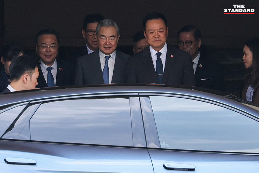 อนุทิน ชาญวีรกูล นายกรัฐมนตรี เปิดประตูรถยนต์ไฟฟ้า BYD ให้ หวัง อี้ รัฐมนตรีต่างประเทศจีน นั่ง ก่อนจะทำหน้าที่ขับรถพาไปรับประทานอาหารกลางวัน 2