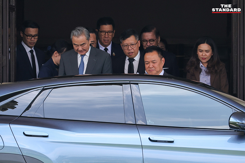 อนุทิน ชาญวีรกูล นายกรัฐมนตรี เปิดประตูรถยนต์ไฟฟ้า BYD ให้ หวัง อี้ รัฐมนตรีต่างประเทศจีน นั่ง ก่อนจะทำหน้าที่ขับรถพาไปรับประทานอาหารกลางวัน 3