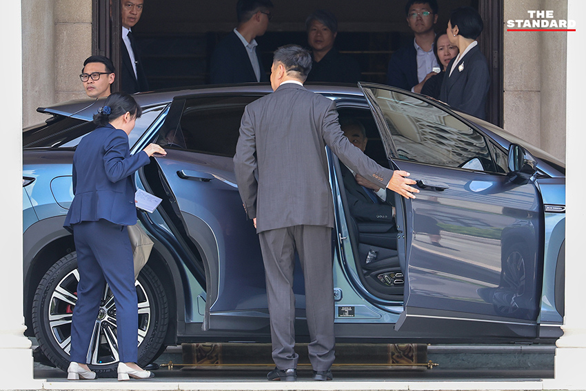 อนุทิน ชาญวีรกูล นายกรัฐมนตรี เปิดประตูรถยนต์ไฟฟ้า BYD ให้ หวัง อี้ รัฐมนตรีต่างประเทศจีน นั่ง ก่อนจะทำหน้าที่ขับรถพาไปรับประทานอาหารกลางวัน 4