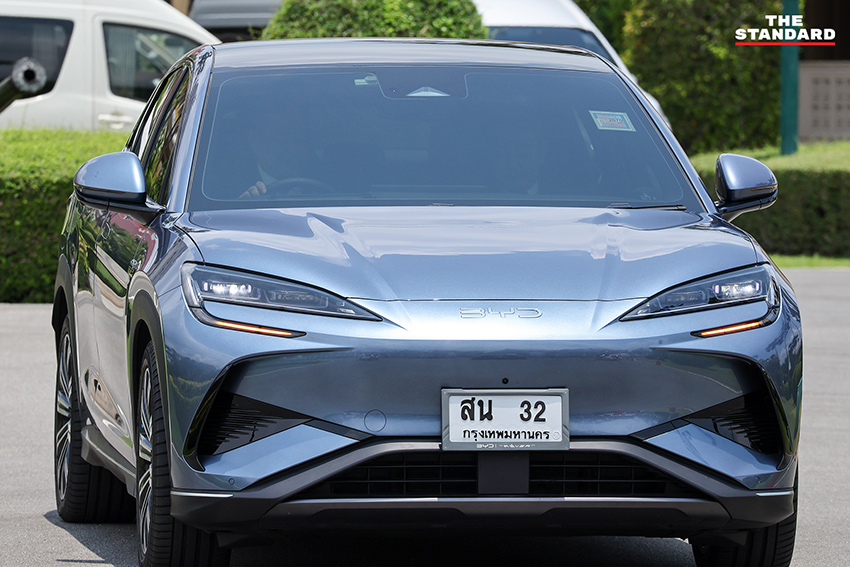 อนุทิน ชาญวีรกูล นายกรัฐมนตรี เปิดประตูรถยนต์ไฟฟ้า BYD ให้ หวัง อี้ รัฐมนตรีต่างประเทศจีน นั่ง ก่อนจะทำหน้าที่ขับรถพาไปรับประทานอาหารกลางวัน 6
