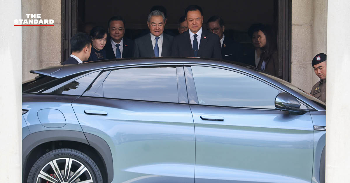 อนุทิน ชาญวีรกูล นายกรัฐมนตรี เปิดประตูรถยนต์ไฟฟ้า BYD ให้ หวัง อี้ รัฐมนตรีต่างประเทศจีน นั่ง ก่อนจะทำหน้าที่ขับรถพาไปรับประทานอาหารกลางวัน