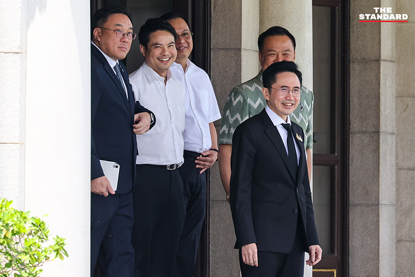 ภาพ อนุทิน ชาญวีรกูล และ ยศชนัน วงศ์สวัสดิ์ ยิ้มแย้มขณะให้สัมภาษณ์หลังหารือร่วมกันที่ทำเนียบรัฐบาล 1