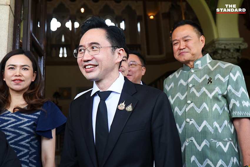 ภาพ อนุทิน ชาญวีรกูล และ ยศชนัน วงศ์สวัสดิ์ ยิ้มแย้มขณะให้สัมภาษณ์หลังหารือร่วมกันที่ทำเนียบรัฐบาล 2