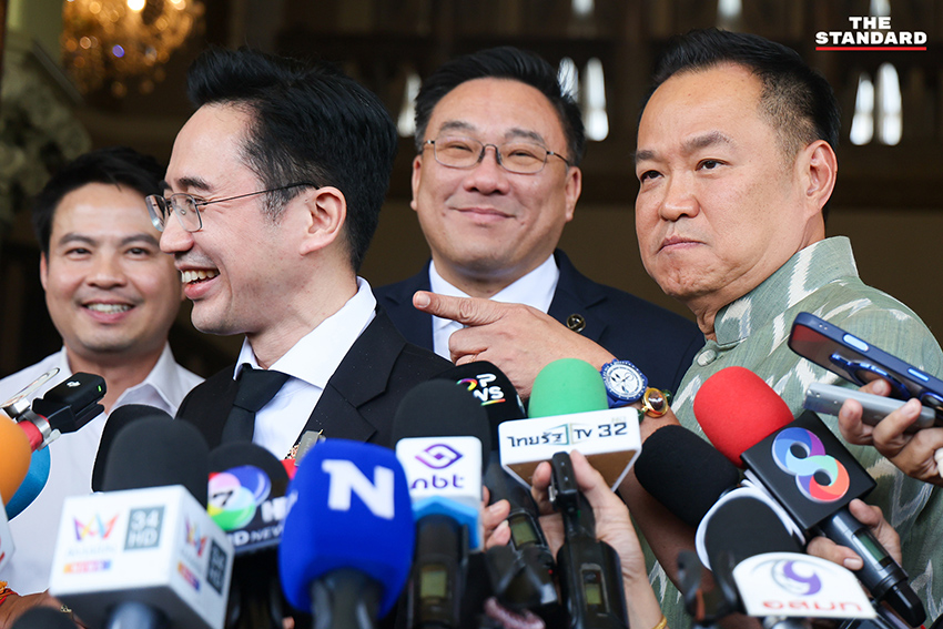 ภาพ อนุทิน ชาญวีรกูล และ ยศชนัน วงศ์สวัสดิ์ ยิ้มแย้มขณะให้สัมภาษณ์หลังหารือร่วมกันที่ทำเนียบรัฐบาล 3