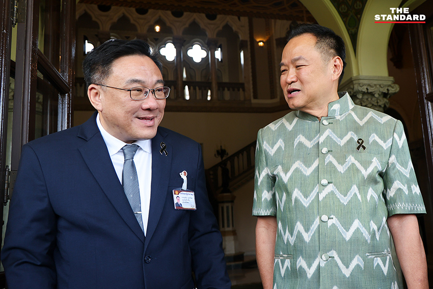 ภาพ อนุทิน ชาญวีรกูล และ ยศชนัน วงศ์สวัสดิ์ ยิ้มแย้มขณะให้สัมภาษณ์หลังหารือร่วมกันที่ทำเนียบรัฐบาล 4