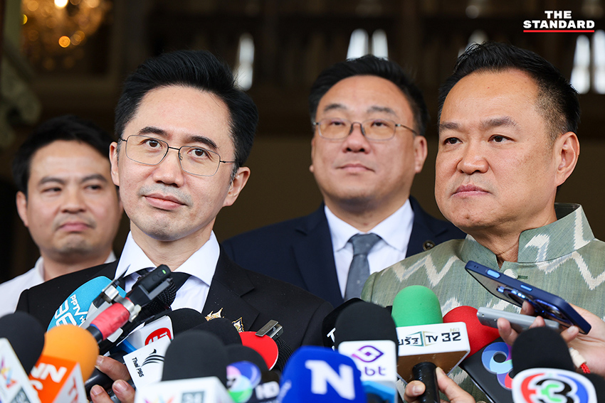 ภาพ อนุทิน ชาญวีรกูล และ ยศชนัน วงศ์สวัสดิ์ ยิ้มแย้มขณะให้สัมภาษณ์หลังหารือร่วมกันที่ทำเนียบรัฐบาล 5