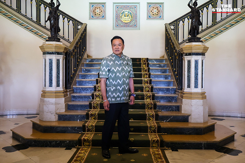 ภาพ อนุทิน ชาญวีรกูล และ ยศชนัน วงศ์สวัสดิ์ ยิ้มแย้มขณะให้สัมภาษณ์หลังหารือร่วมกันที่ทำเนียบรัฐบาล 6