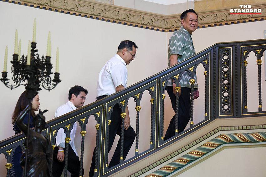 ภาพ อนุทิน ชาญวีรกูล และ ยศชนัน วงศ์สวัสดิ์ ยิ้มแย้มขณะให้สัมภาษณ์หลังหารือร่วมกันที่ทำเนียบรัฐบาล 7