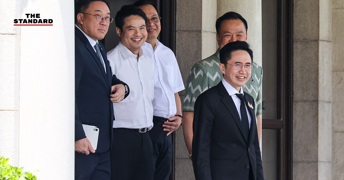 ภาพ อนุทิน ชาญวีรกูล และ ยศชนัน วงศ์สวัสดิ์ ยิ้มแย้มขณะให้สัมภาษณ์หลังหารือร่วมกันที่ทำเนียบรัฐบาล