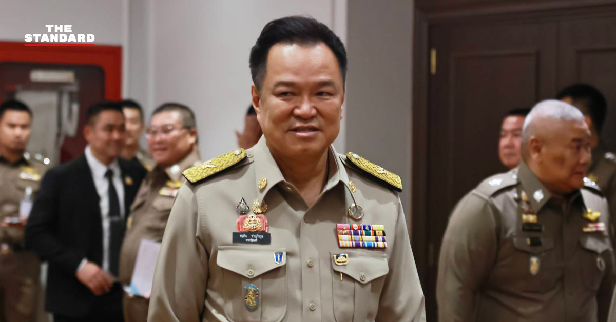 อนุทิน ชาญวีรกูล นายกรัฐมนตรี ให้สัมภาษณ์สื่อมวลชนที่สำนักงานตำรวจแห่งชาติ