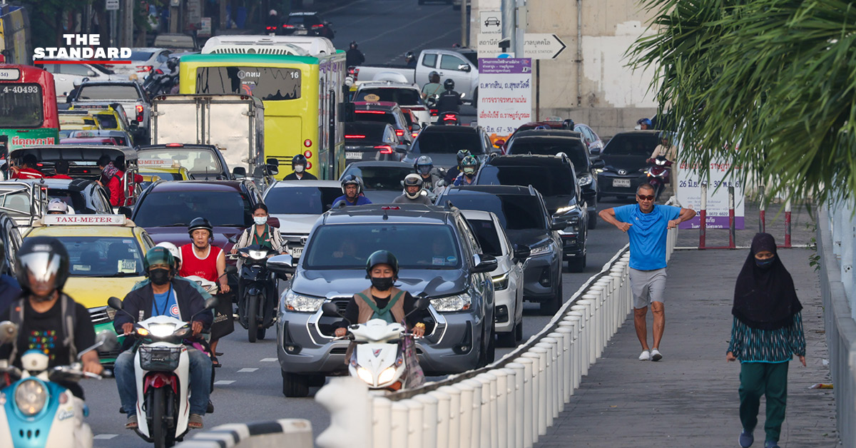 เจ้าหน้าที่ตำรวจจราจรกำลังปฏิบัติหน้าที่ตรวจวินัยจราจร