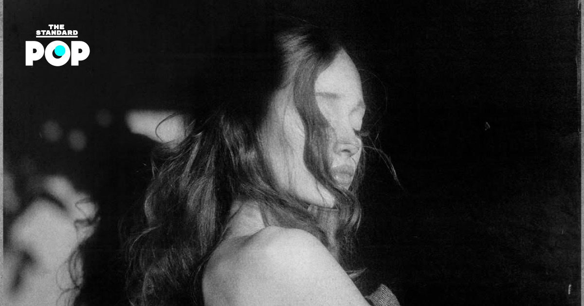 Ariana Grande ในภาพโปรโมตอัลบั้ม Petal แบบขาวดำ เห็นใบหน้าและรอยยิ้มชัดเจน