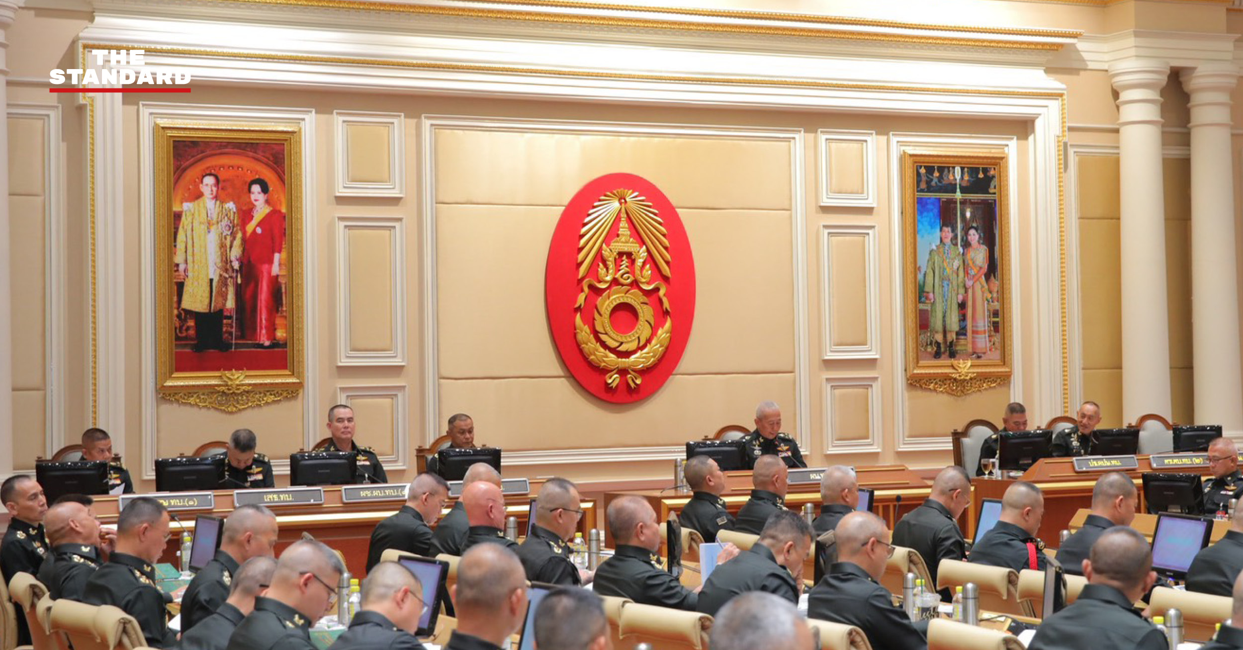 พล.อ. พนา แคล้วปลอดทุกข์ ผบ.ทบ. ขณะมอบนโยบายดูแลสวัสดิการกำลังพลและเตรียมรับมือภัยพิบัติ