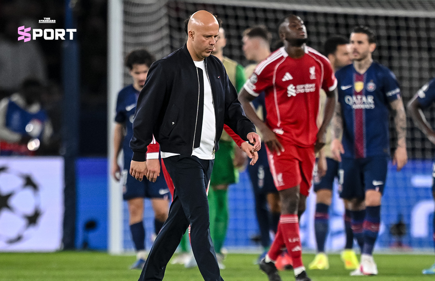 อาร์เนอ สลอต กุนซือลิเวอร์พูล ระหว่างเกมแข่งขันฟุตบอล 1