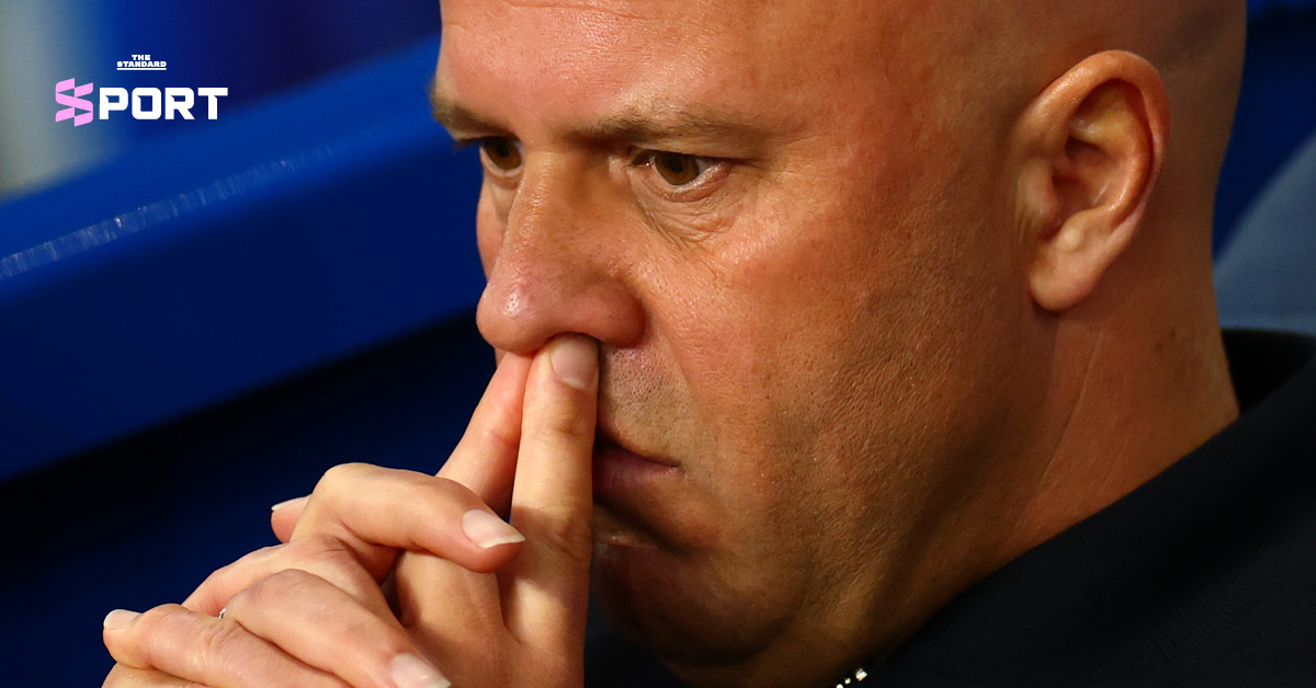 อาร์เนอ สลอต กุนซือลิเวอร์พูล ระหว่างเกมแข่งขันฟุตบอล